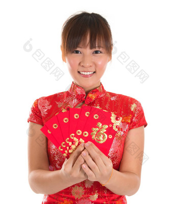 中国人旗袍女孩持有红色的包