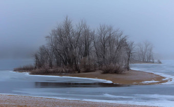 冬天灰白色霜冻河