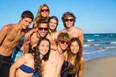快乐青少年年轻的集团海滩