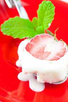 冰奶油薄荷勺子草莓