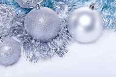 闪闪发光的银圣诞节装饰物装饰假期孤立的