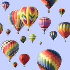 集团色彩斑斓的热空气气球浮动蓝色的天空