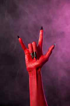 岩石标志红色的魔鬼手黑色的指甲