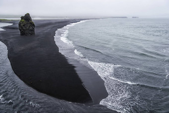 黑色的火山沙子南海岸冰岛多雨的财富