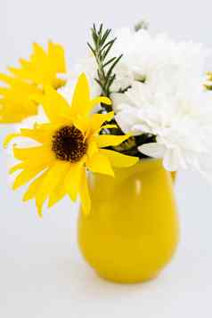 黄色的壶黄色的白色花光背景