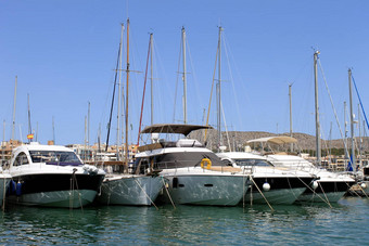 船停泊alcudia港图片