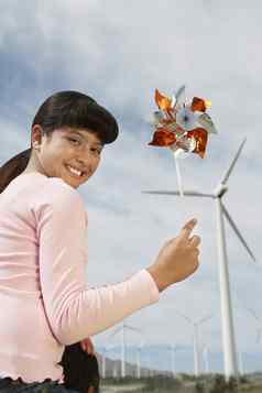 肖像快乐年轻的女孩玩具风车坐着父亲的肩膀风农场