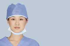 特写镜头肖像女外科医生光蓝色的背景