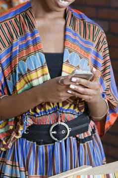 上腹部女人传统的非洲打印服装细胞电话