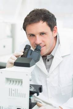 科学研究员显微镜实验室