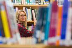 微笑女在书架图书馆