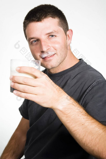 快乐年轻的男人。<strong>喝牛奶</strong>