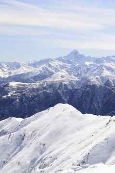 白色滑雪坡