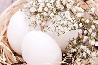 平原简朴的复活节鸡蛋巢