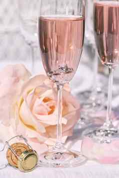 环粉红色的香槟花