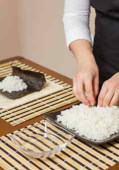 女人老板填充日本寿司卷大米