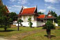 佛教和尚坐着寺庙泰国