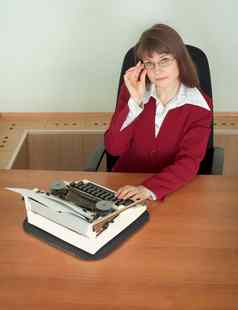 年轻的女孩办公室扶手椅打字机