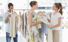 卖方帮助购物者选择衣服商店