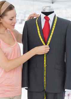 女时尚设计师测量西装假