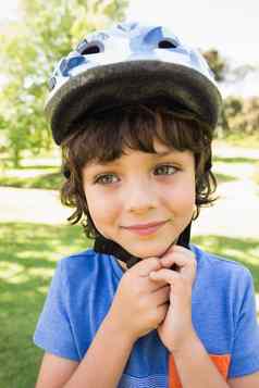 可爱的男孩穿自行车头盔