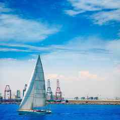 瓦伦西亚城市港口帆船起重机背景