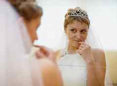 新娘欣赏镜子