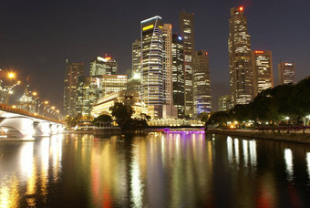 新加坡业务区晚上反射河