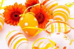 色彩鲜艳的黄色的装饰复活节鸡蛋