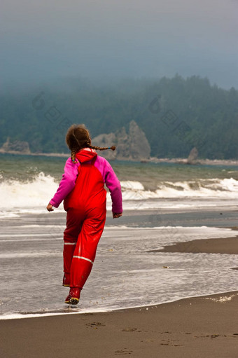 年轻的女孩红色的雨衣服海洋海滩华盛顿美国