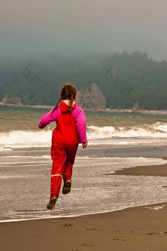 年轻的女孩红色的雨衣服海洋海滩华盛顿美国