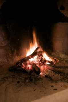 燃烧木壁炉