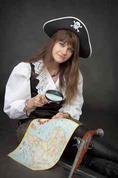 海盗女孩海地图坐黑色的