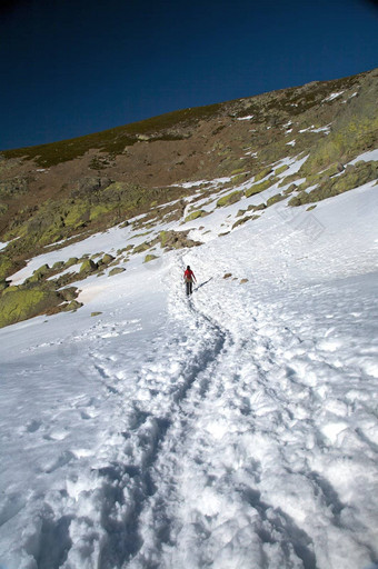 徒步旅行雪路径