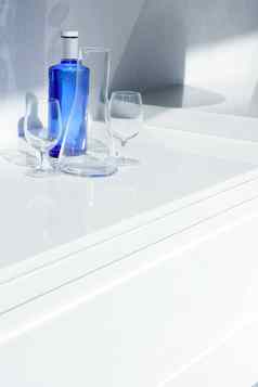 蓝色的水瓶玻璃透明的影子