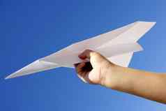 纸飞机孩子们手蓝色的天空