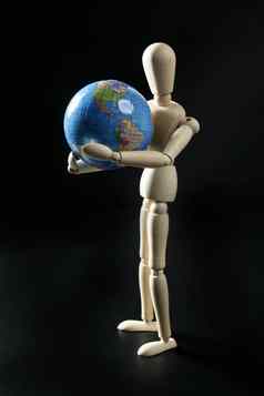 木人体模型持有世界地图