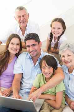 爱的multigeneration家庭支出休闲时间