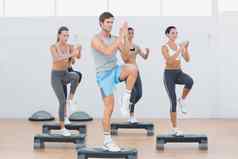 健身类执行一步有氧运动锻炼