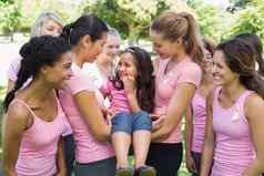 志愿者携带女孩乳房癌症运动