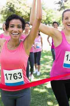 乳房癌症参与者赢得马拉松比赛