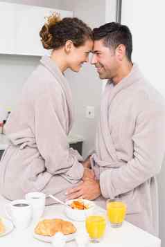 浪漫的夫妇浴袍早餐