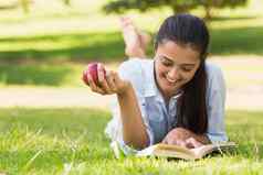女人吃苹果阅读书公园