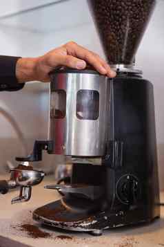 咖啡师咖啡磨床磨豆子