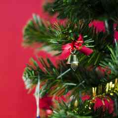 小贝尔圣诞节树红色的背景