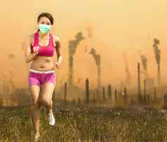 女人穿面具运行空气污染