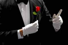 年轻的魔术师执行红色的玫瑰