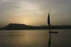 三桅小帆船航行日落尼罗河阿斯旺埃及