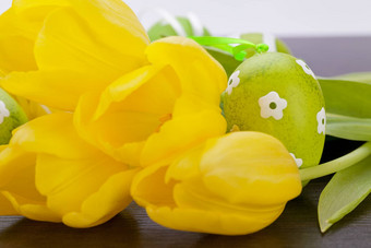 色彩鲜艳的黄色的绿色春天复活节鸡蛋