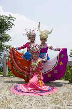 中国人女孩传统的少数民族衣服